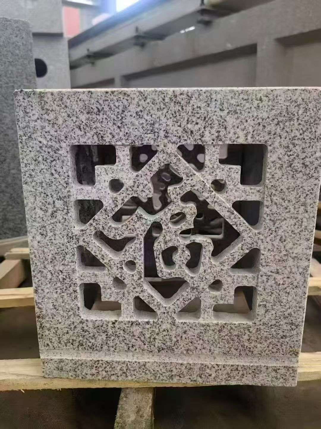 漳州 芝麻白花岗岩镂空雕花灯笼